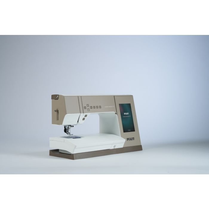 PFAFF® creative elevate™ 680